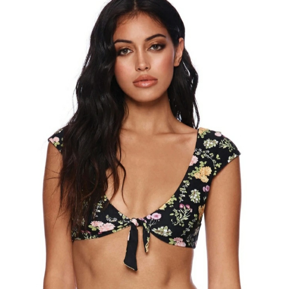 😍NWT Beach Bunny Bikini Top